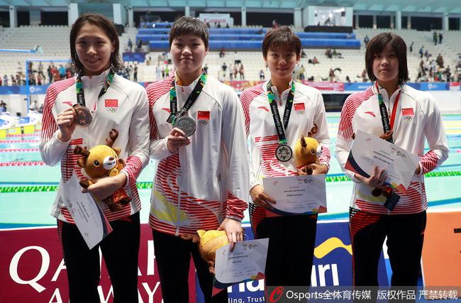 女子4x100米自由泳接力获得亚军