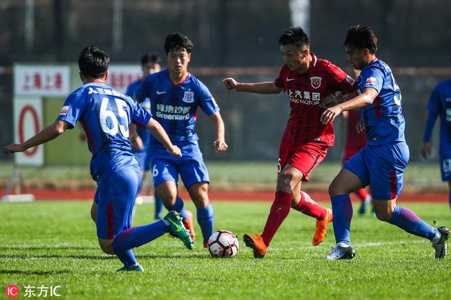 申花U19队员在比赛中