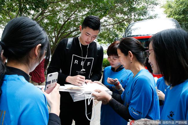 走出机场的陈林坚被球迷包围