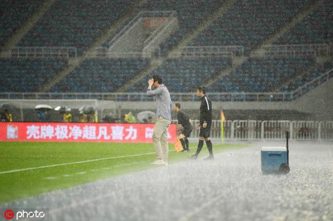 朴忠均暴雨中指挥