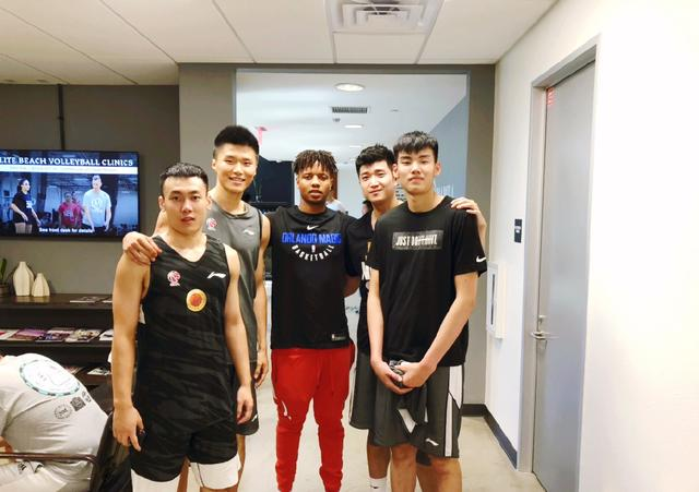 山东男篮队员与NBA状元秀富尔茨合影