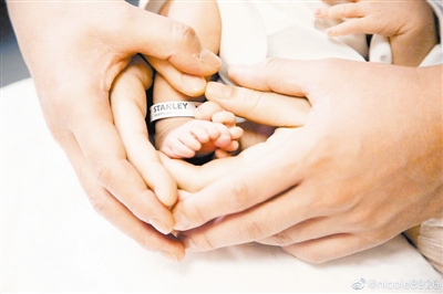 昨天，魏秋月在个人社交媒体发布了喜得贵子的消息，并晒出了她和丈夫袁灵犀一起手捧孩子小脚丫的照片。