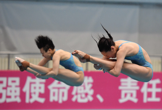 1月23日，河北选手王涵（右）与重庆选手施廷懋在比赛中。最终，她们以总成绩351.90分完成女子双人三米板决赛。新华社发（任超摄）