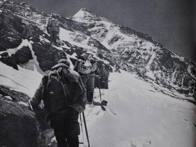 1960年5月25日，中国登山队的王富洲、屈银华、贡布3名队员登顶珠峰，创造了人类首次从北坡登顶珠峰的历史。图为队员行进在海拔8000米的岩石雪坡上。