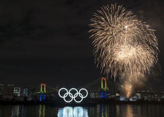 1月24日，东京奥组委点亮位于东京台场的奥运五环标志，并燃放焰火。