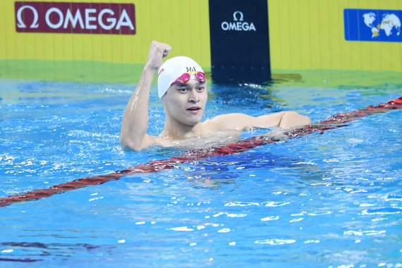 1月18日，孙杨在国际泳联冠军系列赛（北京站）夺得男子200米自由泳后庆祝胜利。新华社记者鞠焕宗摄
