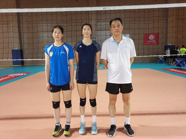 去年参加世青赛的吴梦洁（中）、周页彤（左）与启蒙教练高峰在一起