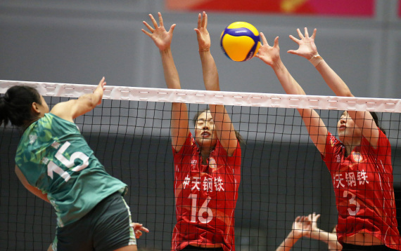 9月23日，江苏中天钢铁队球员龚翔宇（中）和周馨忆（右）在比赛中拦网。新华社记者秦朗摄